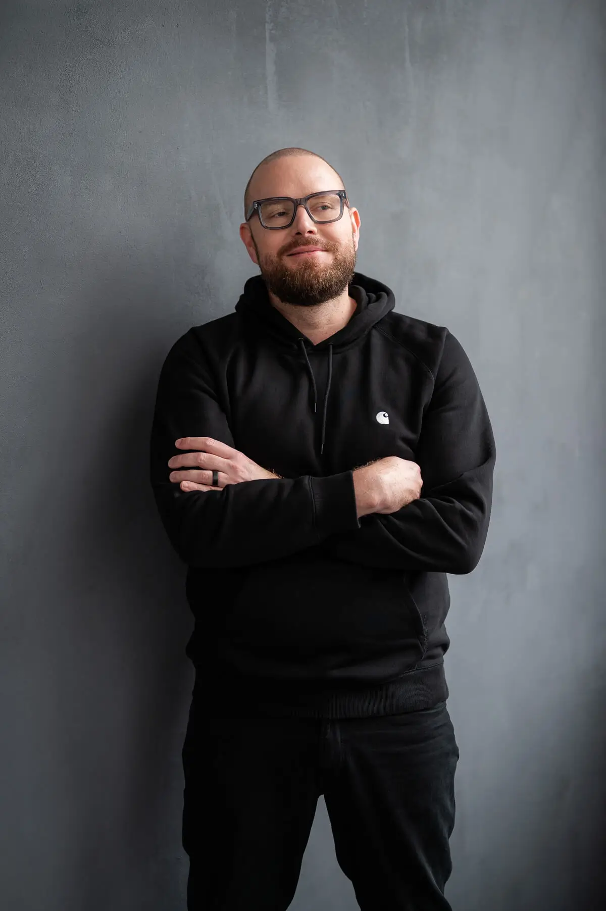 Pavel Cahlík v černé mikině se založenýma rukama